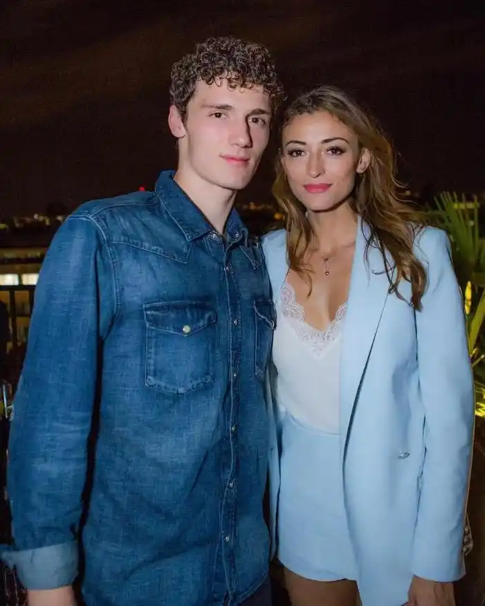 95帕瓦尔向女友求婚成功,对方曾是选美模特