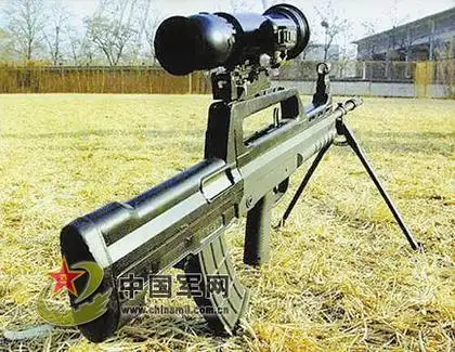 解放军新兵用95式步枪实射 瞄准练习已做上万次