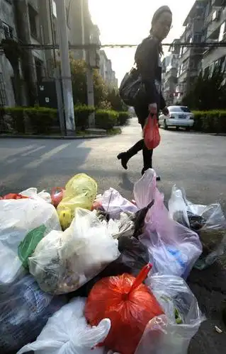 图文:社区内堆满装着垃圾的塑料袋