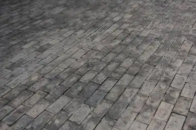 复古青砖铺设的路面纹理