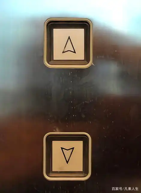 有些人要下楼,但是却把上下楼的按键都按了,如果电梯是从下而上的