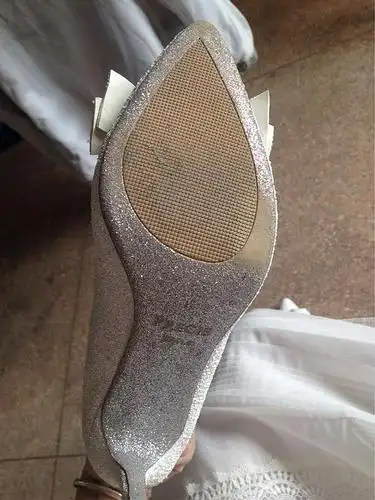 操场逛了一圈,发现小了有点挤脚,可是鞋底已经有点磨损了,这到底还能