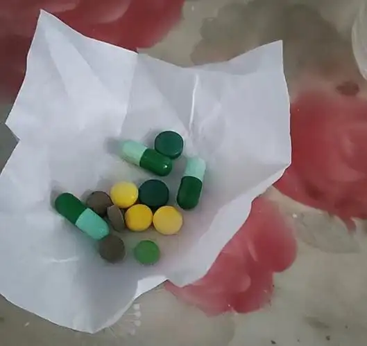 大军从农村私人诊所开到的"散拼药".受访者供图