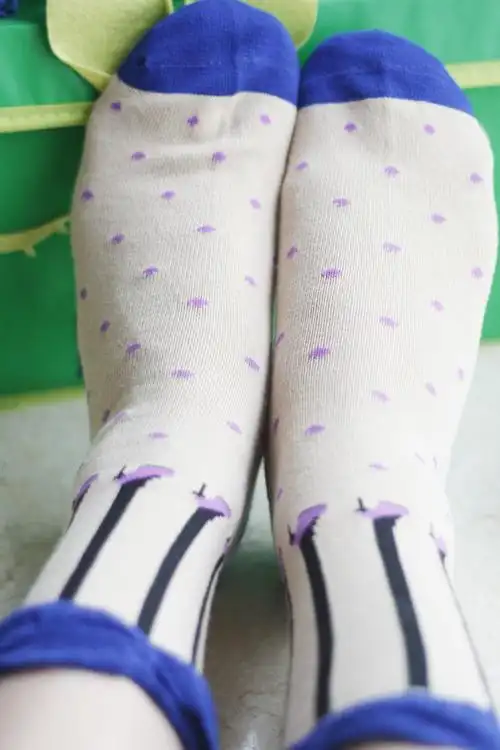 这款袜子超级好看,有女人高跟鞋花纹,很可爱,搭配小白鞋,皮鞋都好看的