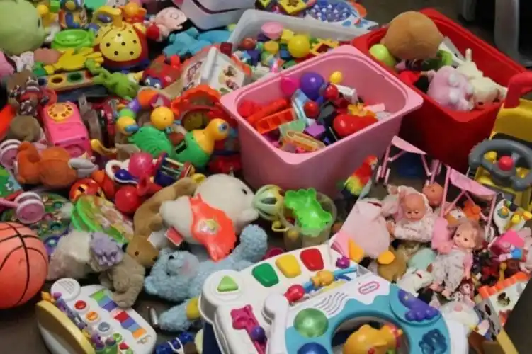 孩子把玩具乱扔一地3岁前分年龄培养收纳能力每个阶段有不同