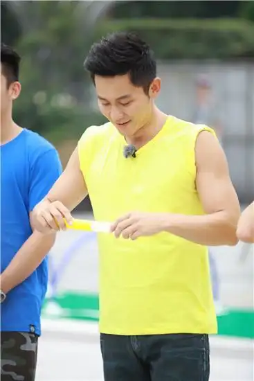 李晨为《奔跑吧兄弟》练肌肉 建立严格训练计划