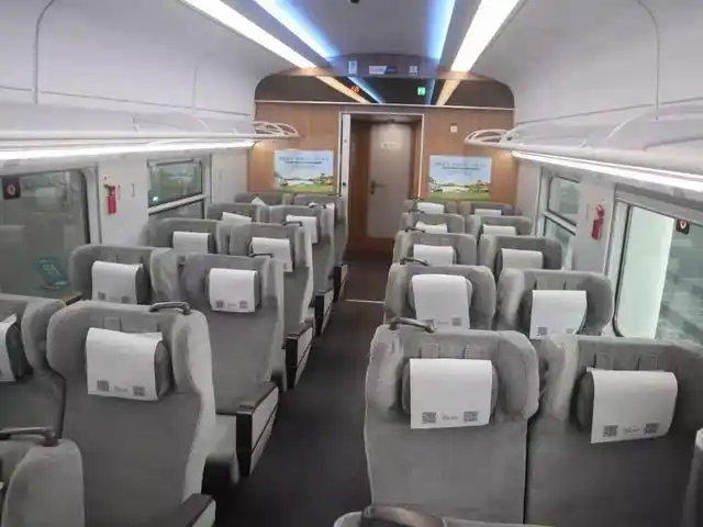 设有一等座,二等座两种车厢.