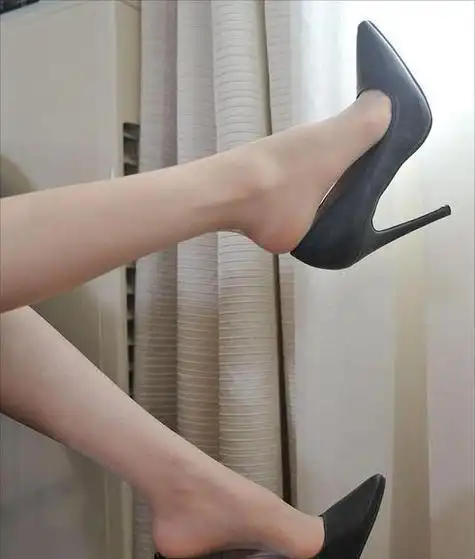 女子离异租房独居,高跟鞋放门外被偷袭:总是沾上不明液体|鞋子_网易