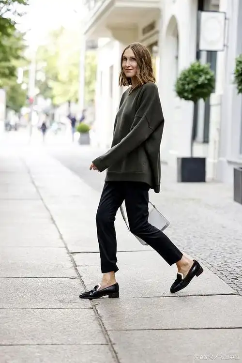 乐福鞋是一种非常舒适,实用的鞋子,它的搭配也很有讲究.