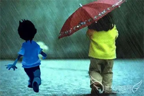 没有伞的孩子必须努力奔跑