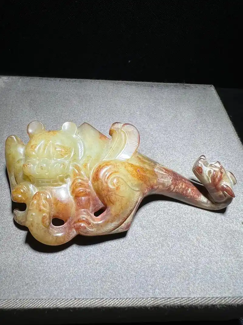 汉代玉带钩局部受沁青黄玉质很好的收藏品古玩欣赏