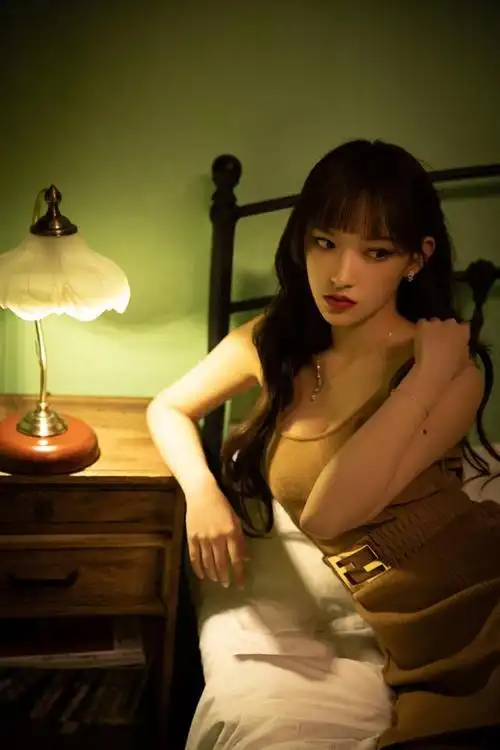 程潇这身枫叶棕背心裙就散发出了女性温柔又性感的气质