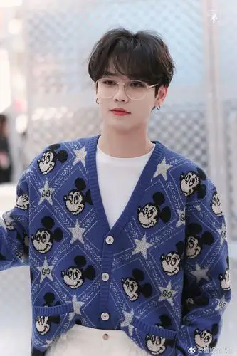 林彦俊金丝眼镜 林彦俊品牌活动饭拍图_高清图集_新浪网