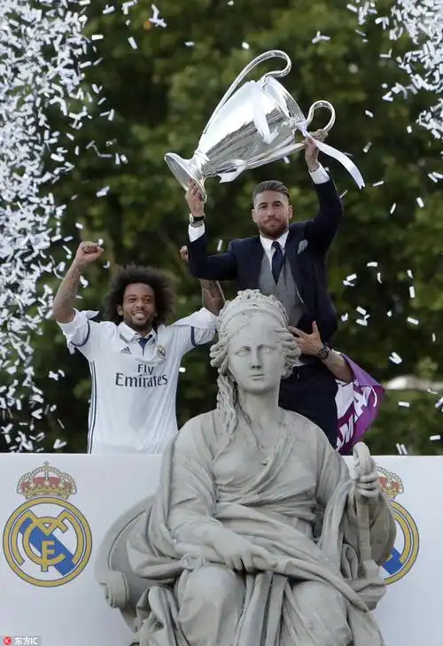 拉莫斯高举奖杯