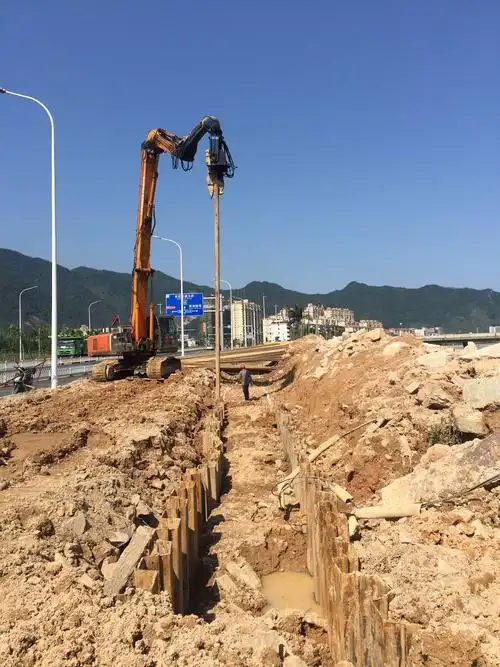 施工单位:宏润建设股份有限公司 4,现场施工人员10人,拉森钢板桩一部