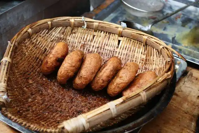 民间传统小吃牛肉焦饼,吃起来酥脆鲜香,吃一口便让人回味无穷