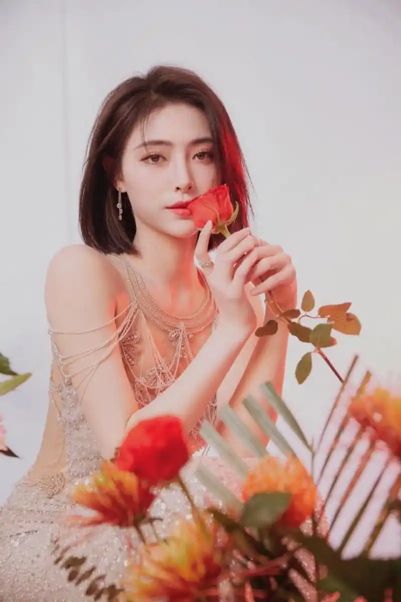 许佳琪# 雪肤玉貌的容颜,丰满傲人的绝美身姿,纤瘦高挑的身材,前凸后