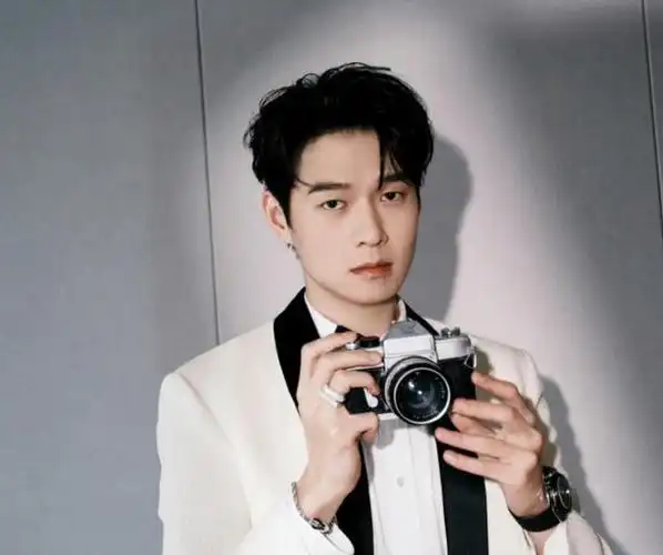 大二那年,他只能打印简历去各个剧组碰运气,希望能当个"小角色".