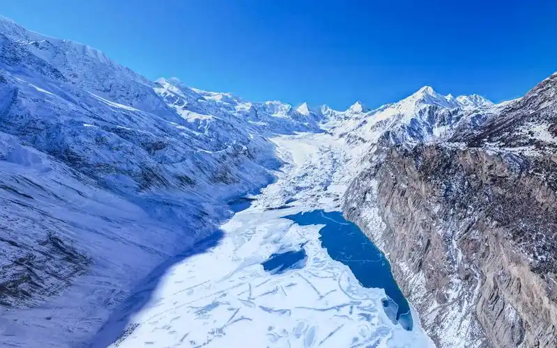 也有着大量的美景,让每一个经过的朋友都会明白"最美的风景在路上"之