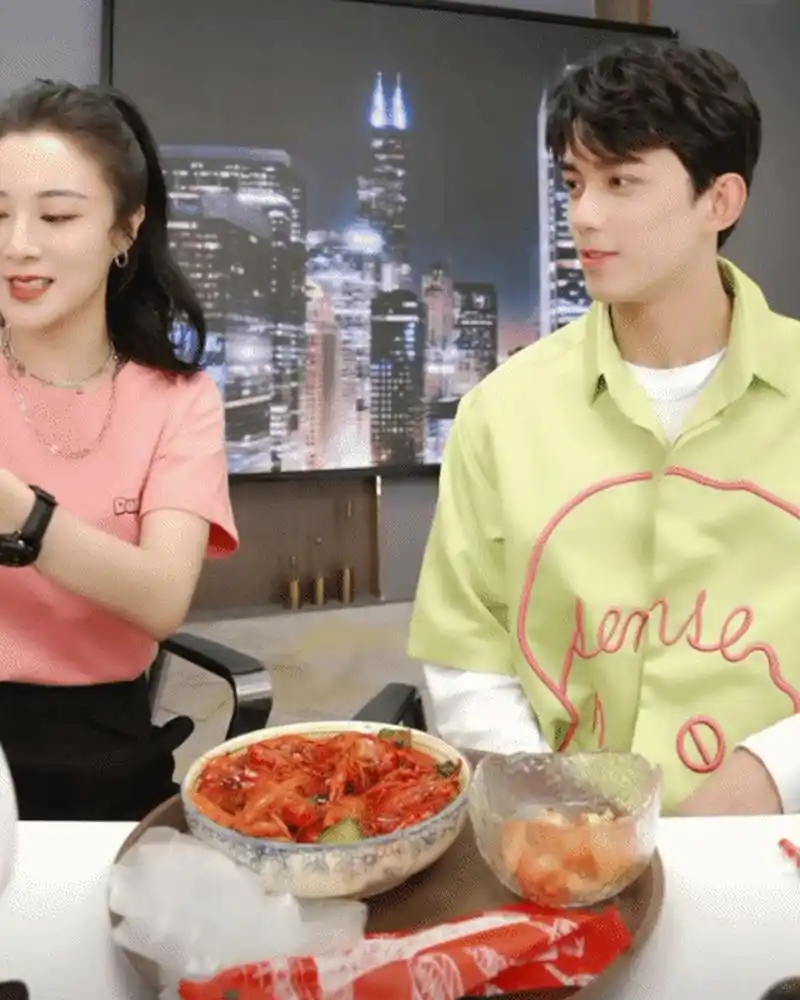 12日晚,吴磊现身薇娅直播间,面对薇娅特别准备的小龙虾和烤串,吴磊