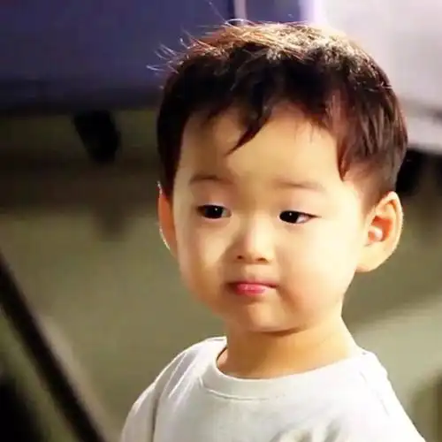 那些曾被我们当成搞笑"表情包"的孩子,如今都长大啦,刷新颜值