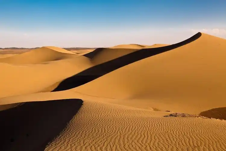 阿拉善沙漠以沙漠,戈壁为主体的地貌景观,创造了多项世界之最,中国之