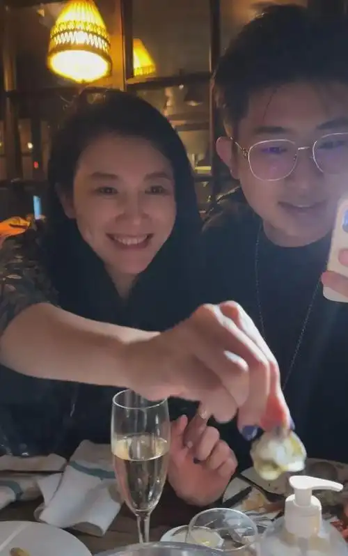 张棪琰罕晒与儿子合照,21岁儿子高大帅气,母子俩同框似姐弟|白皙|结婚