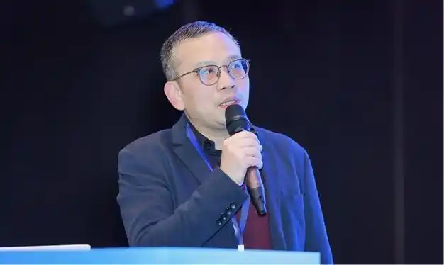 在这一备受瞩目的平台上,宏英新能源市场部总监崔伟带来了主题为