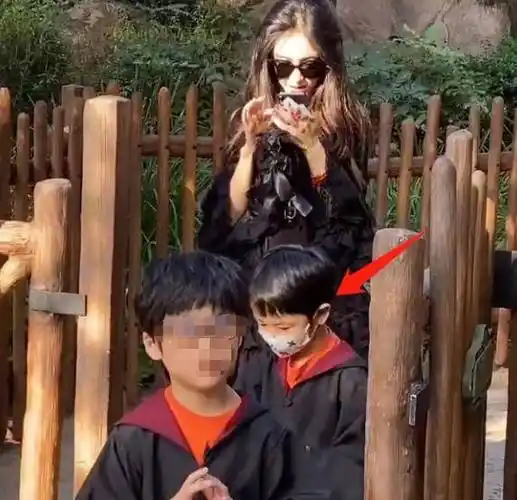 杨颖带儿子飞巴黎看秀,6岁小海绵正面照曝光,一点也不像黄晓明_孩子