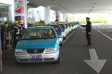 (记者 余建文 摄)上月底,宁波栎社机场出租车候客场地搬到了机场路