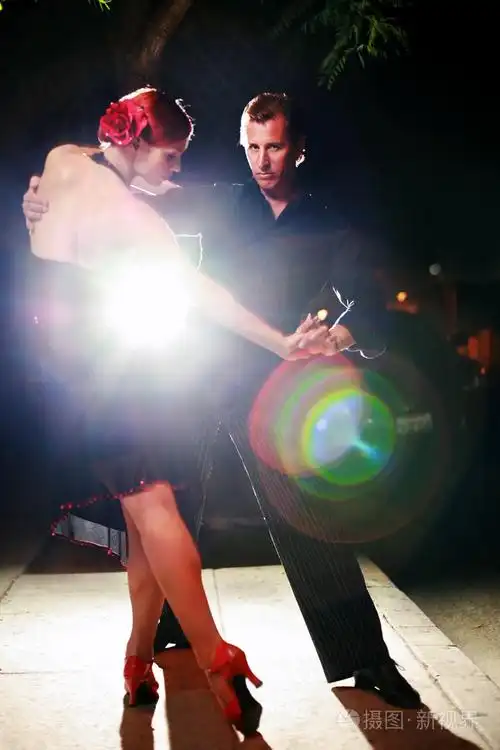 美丽的夫妇跳探戈舞