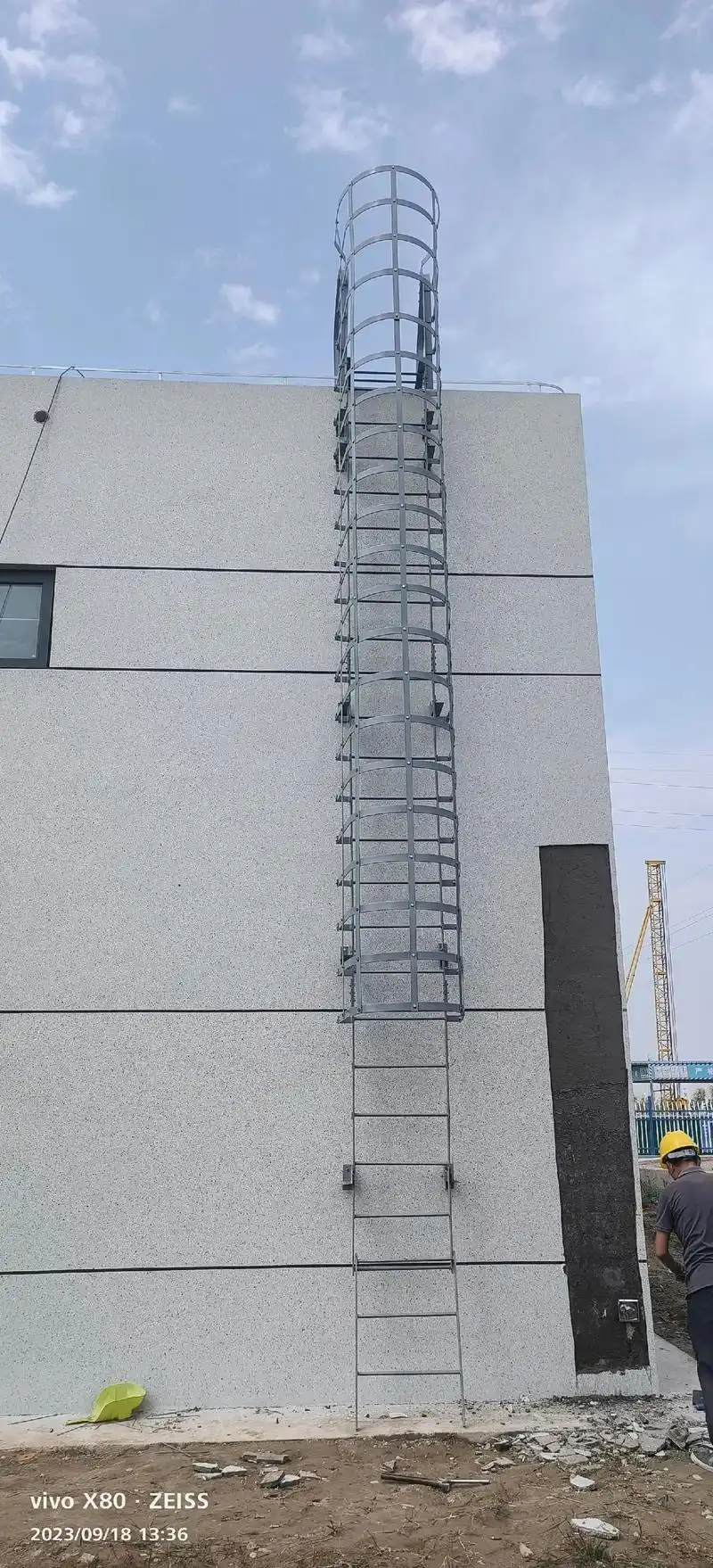 15j401爬梯制作安装完成!#施工现场实拍 #记录工地上的 - 抖音