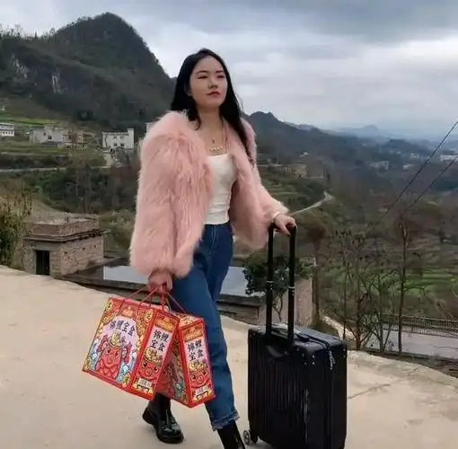 美女村花回农村了意气风发小伙子们都准备去她家相亲了