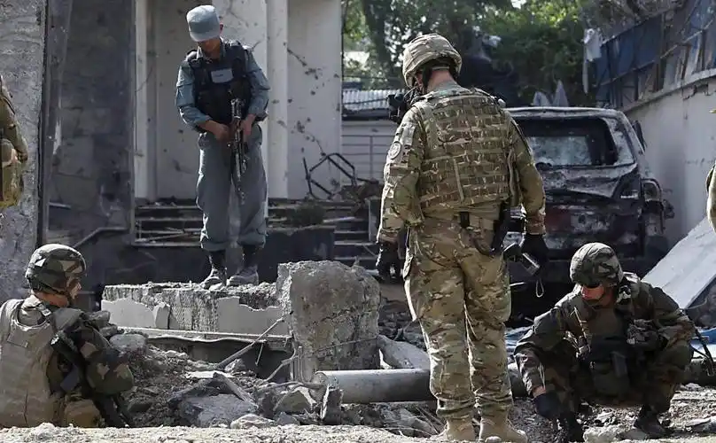 加州山景城 - 加州州长杰里·布朗(r)的第四次年度水,能源和