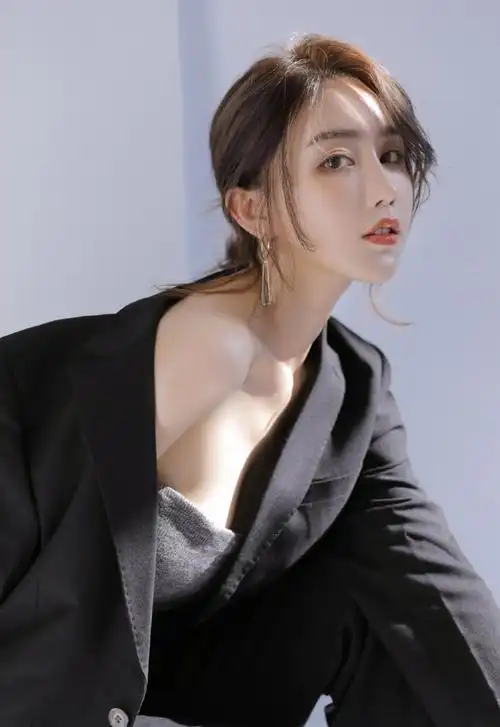 阳光下的美女御姐红唇雪肤美艳霸气美女图片