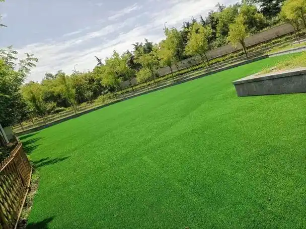 公园人造草坪指的是可铺设在公园用来景观绿化的人造草坪,这是一类