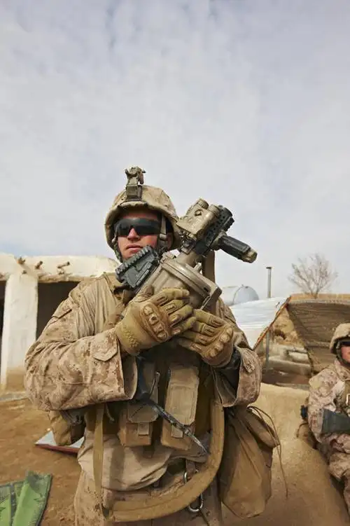 阿富汗,仅一个男性,指,热,拿着,指点,摄影,指向,食指,瞄准,手榴弹