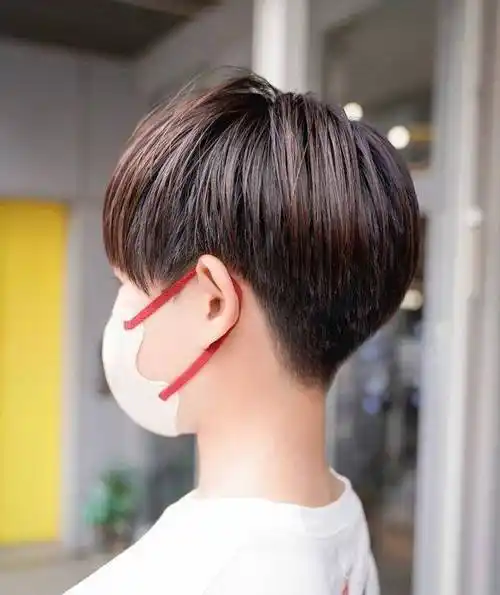 最美小姐姐短发拨到一边,利落时尚又个性,让她看起来更显瘦显高_发型