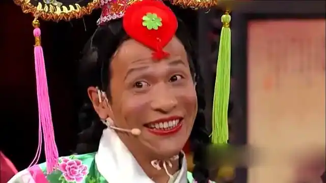 宋小宝再次扮演"咖妃",这造型一出场,台下的观众直接忍不住了!