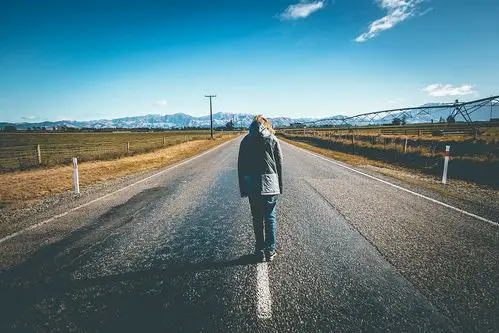 蓝天下走在路上的人