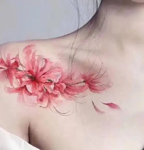 彼岸花纹身图片_胸部水彩纹身图案