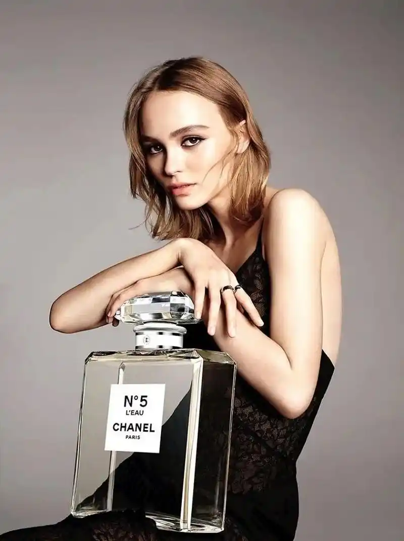 lily-rose depp的香奈儿代言人真的是0269 lily-rose depp,99年