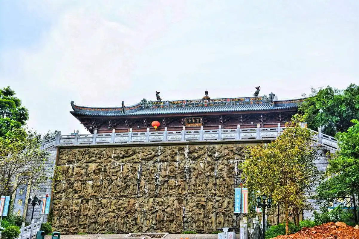 九龙岩景区.九龙景区是以四方竹而闻名的.