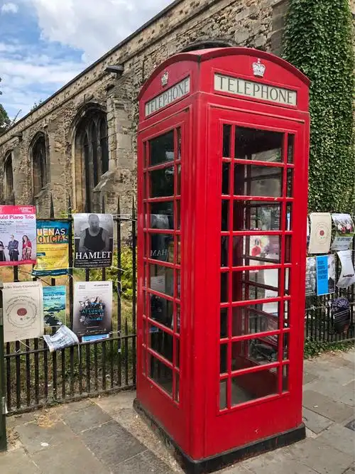 这是英国著名的红色电话亭,在这里拎起话筒,呼叫远方的你.