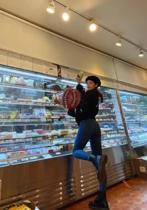 金泫雅果真身高1米62看她穿黑衣配牛仔裤腿是我的一倍长