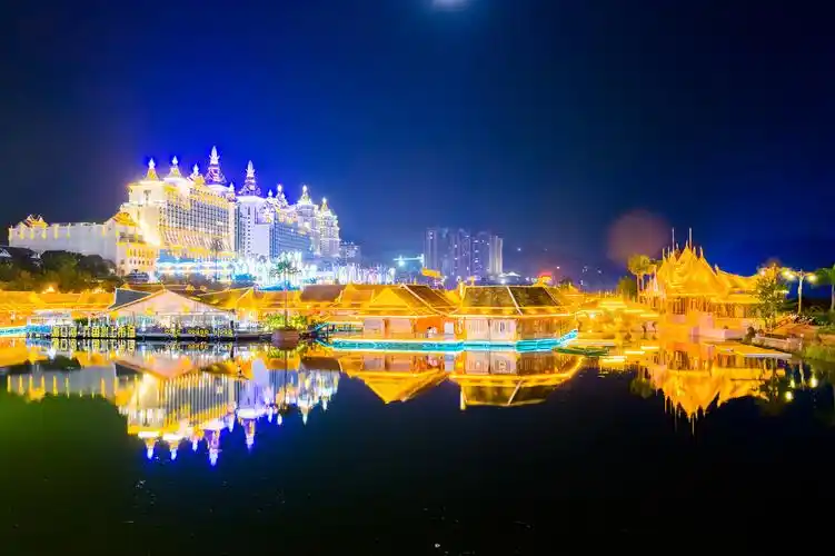 西双版纳湄公河水上市场夜景