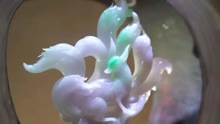 灵气活现的九尾狐这块春带彩的翡翠被雕活了