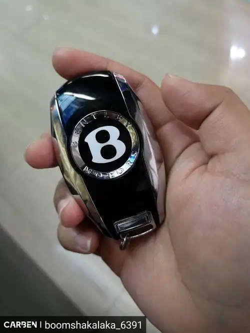 洗个车偶遇宾利巨佬……还把玩了一下钥匙,有钱人果然是连钥匙套都不