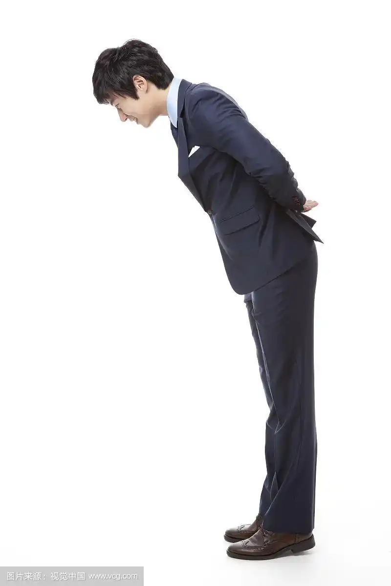 商人站着鞠躬低头的照片