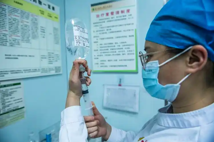 章婷在配液室进行配药(3月25日摄).